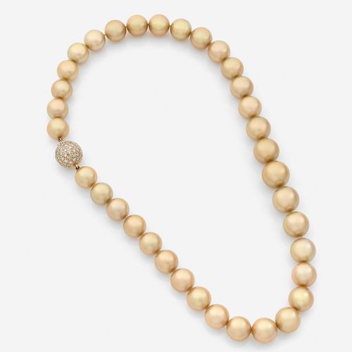 Null MIKIMOTO 
Collier
Formé de 35 perles de culture gold disposées en chute, le&hellip;