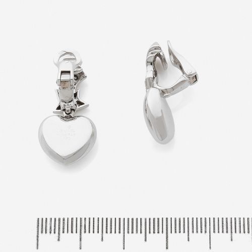 Null CHANEL 
Paire de pendants d'oreilles
En or gris 18k, stylisant une étoile f&hellip;