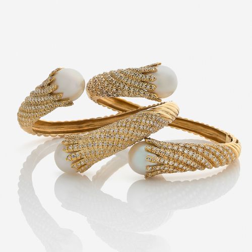 Null 
Paire de bracelets
En or jaune 18k, rigides ouvrants, formant un demi-jonc&hellip;