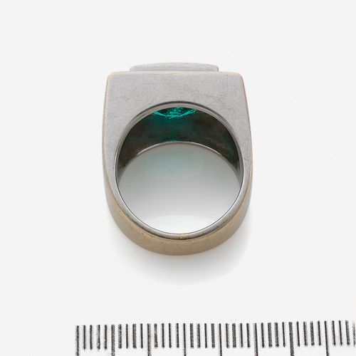 Null 
Bague chevalière
En or gris 18k, le plateau rectangulaire orné d'une émera&hellip;