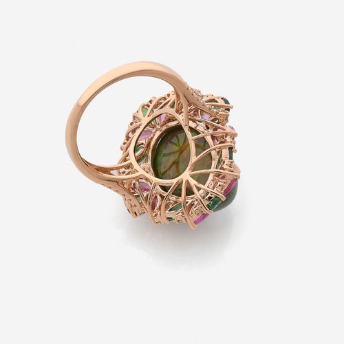 Null 
Bague
En or rose 18k, ornée d'une opale noire cabochon, entourée de saphir&hellip;