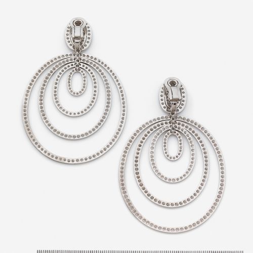 Null 
Paire de pendants d'oreilles
En or gris 18k, l'attache retenant 4 ellipses&hellip;