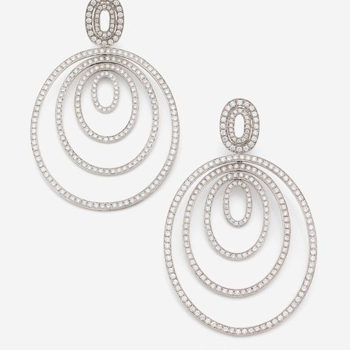 Null 
Paire de pendants d'oreilles
En or gris 18k, l'attache retenant 4 ellipses&hellip;