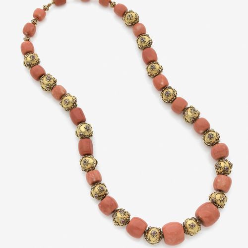 Null 
Collier
Composé de boules de corail bambou rouge (Isididae spp) en chute, &hellip;