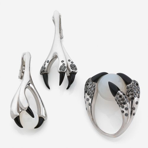 Null Philippe AIRAUD 
Bague et paire de pendants d'oreilles
En or gris 18k, styl&hellip;