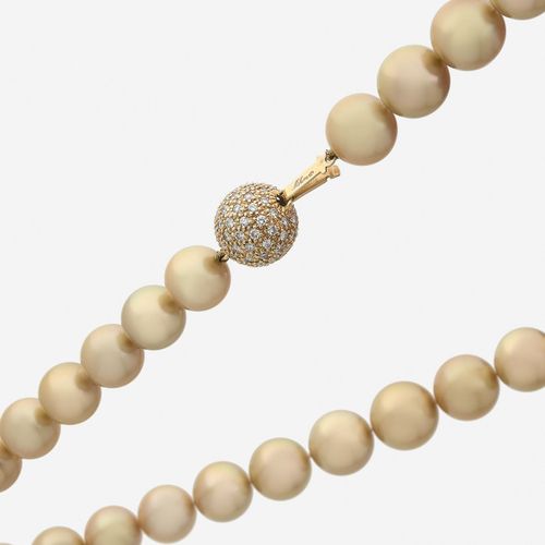 Null MIKIMOTO 
Collier
Formé de 35 perles de culture gold disposées en chute, le&hellip;