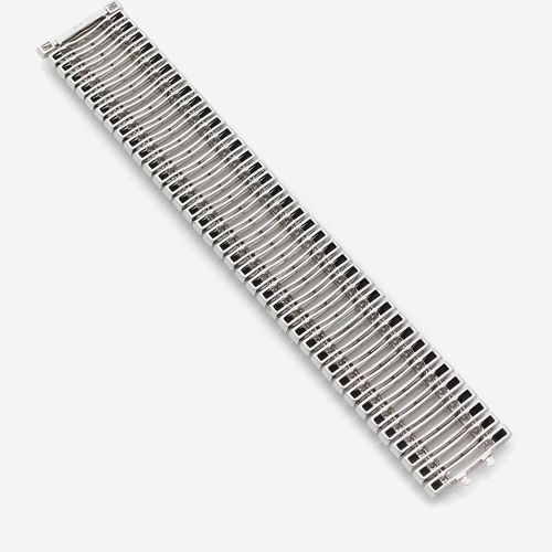 Null 
Large bracelet souple
En or gris 18k, serti au centre de plaques de crista&hellip;