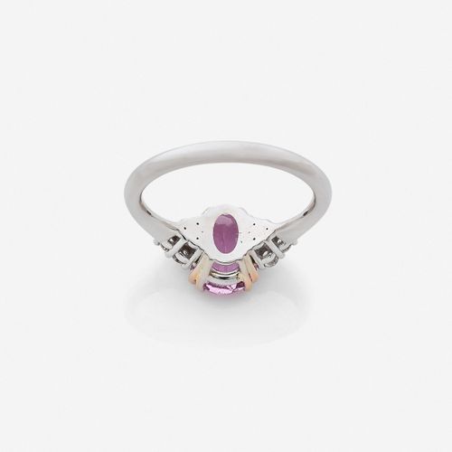 Null 
Bague
En or gris et or rose 18k, ornée d'un saphir rose de taille ovale, é&hellip;