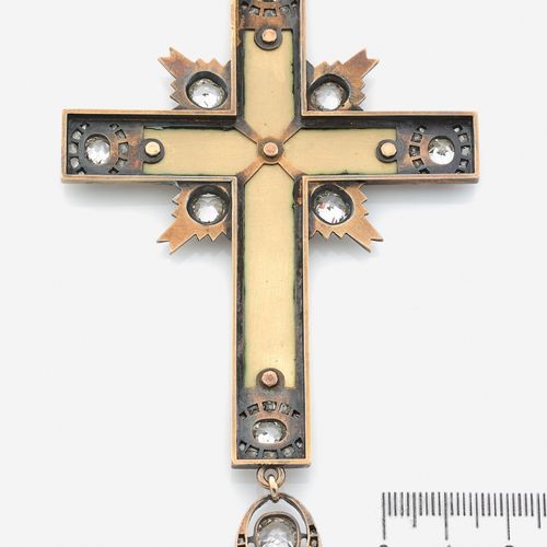 Null 
Pendentif croix
En or jaune 18k, au centre le christ en croix émaillé, reh&hellip;