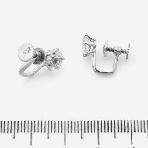 Null 
Paire de clous d'oreilles
En or gris 18k, ornés chacun d'un brillant 

Poi&hellip;