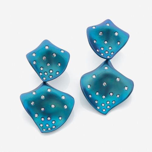 Null Margherita BURGENER 
Paire de pendants d'oreilles
En titane irisé bleu-viol&hellip;