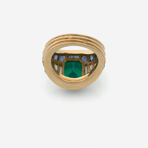 Null 
Bague
En or jaune 18k, ornée d'une émeraude de taille émeraude, encadrée d&hellip;