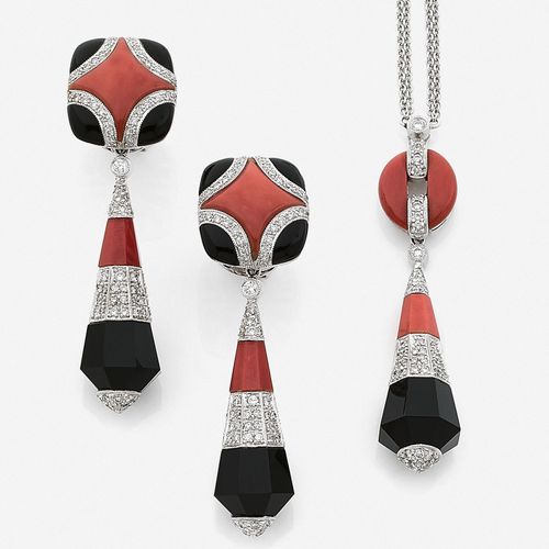 Null 
Collier et paire de pendants d'oreilles
En or gris 18k, à décor géométriqu&hellip;