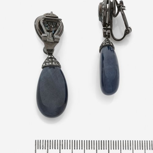 Null REPOSSI 
Paire de pendants d'oreilles
En or noirci 18k, ornés d'un saphir c&hellip;