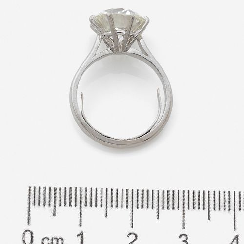 Null 
Solitaire
En platine et or gris 18k, orné d'un diamant demi-taille

Poids &hellip;