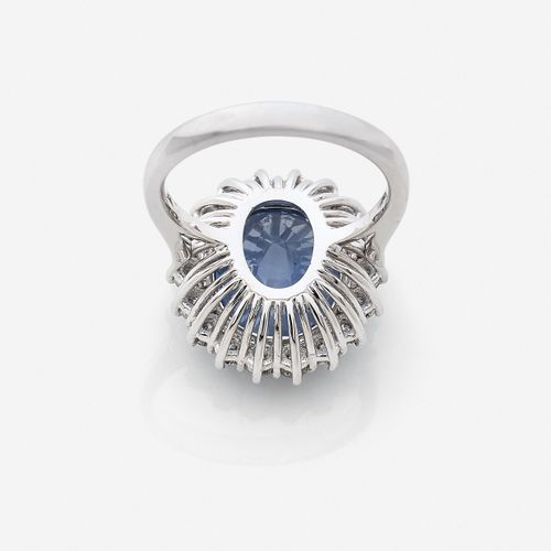 Null 
Bague
En or gris 18k, ornée d'un saphir ovale entouré de diamants taillés &hellip;