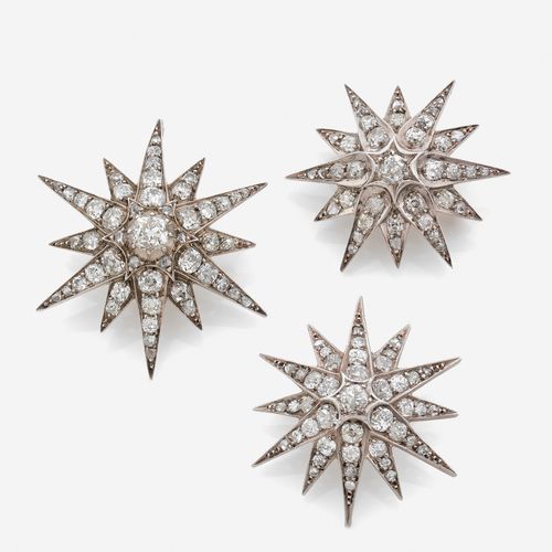 Null 
Trois broches étoiles
En argent et or rose 18k, de deux tailles, serties d&hellip;