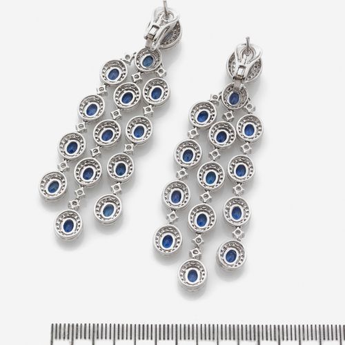 Null 
Paire de pendants d'oreilles "girandoles"
En or gris 18k, formés d'une cas&hellip;