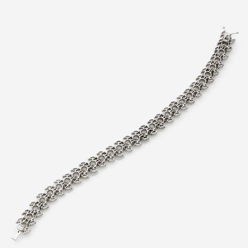 Null 
Bracelet souple
En or gris 18k, stylisant une chenille formée de 30 diaman&hellip;