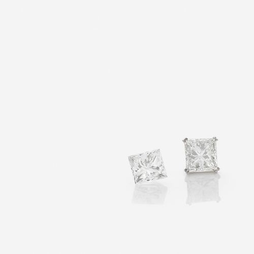 Null 
Paire de clous d'oreilles
En or gris 18k, ornés chacun d'un diamant carré
&hellip;