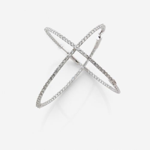 Null 
Paire de créoles
En or gris 18k, serties de diamants taillés en brillant

&hellip;