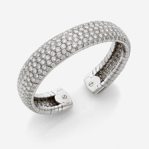 Null 
Bracelet demi-jonc
En or gris 18k, légèrement flexible, entièrement pavé d&hellip;