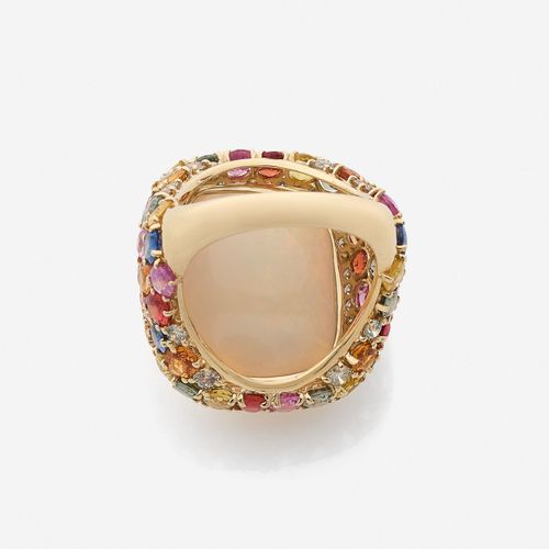 Null 
Bague
En or jaune 18k, sertie d'une opale blanche cabochon, cernée de diam&hellip;