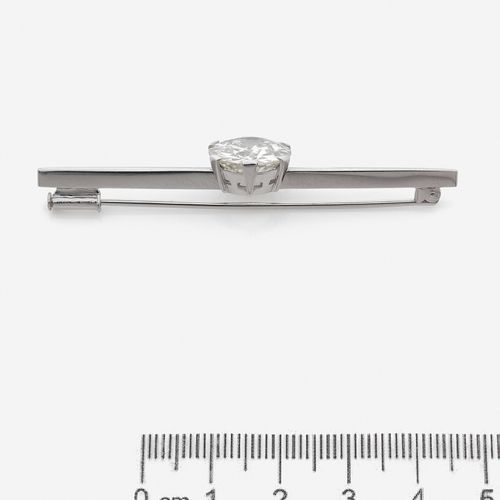 Null 
Broche barrette
En or gris 18k, ornée d'un diamant demi-taille

Poids du d&hellip;