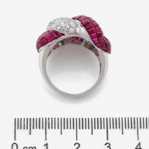 Null 
Bague
En or gris 18k, à décor d'imbrications ornées de diamants taillés en&hellip;