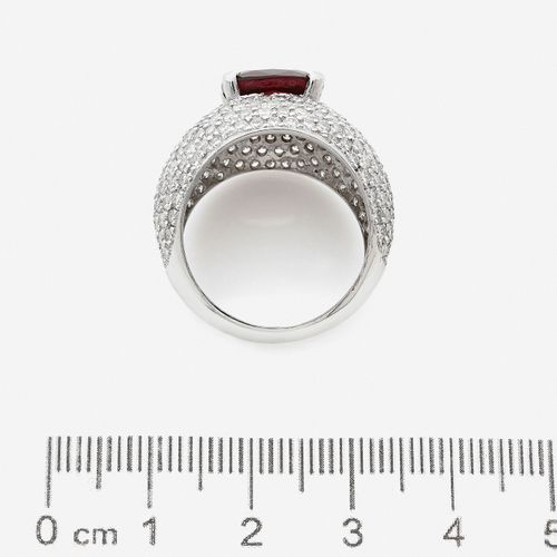 Null 
Bague demi-jonc
En or gris 18k, ornée d'un spinelle rouge de taille coussi&hellip;