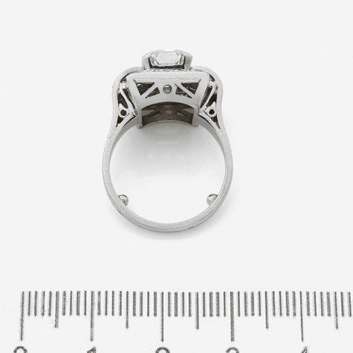 Null 
Bague
En platine, le plateau carré orné d'un diamant coussin à pans, encad&hellip;