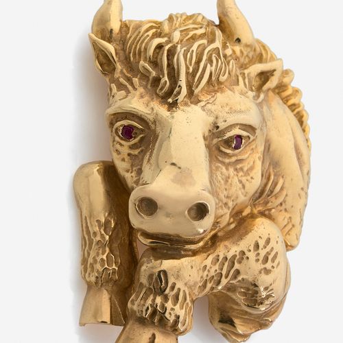 Null 
Broche taureau
En or jaune 14k, à décor gravé, les yeux sertis de petits r&hellip;