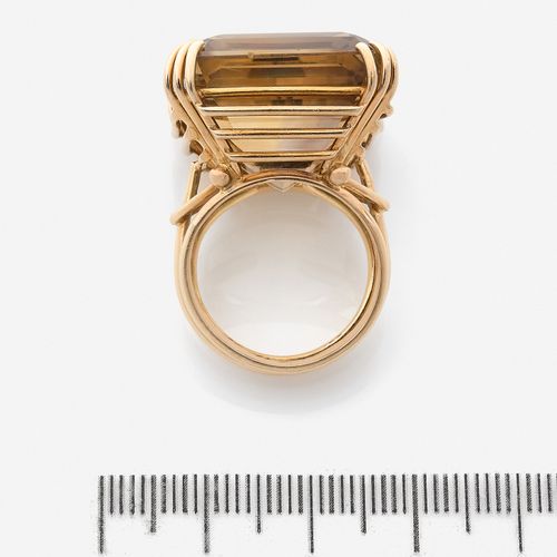 Null 
Bague
En or jaune 18k, ornée d'un important quartz fumé rectangulaire à pa&hellip;