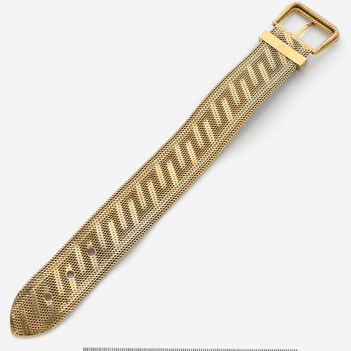 Null CARTIER 
Bracelet ceinture
En or jaune 18k et platine, le ruban plat maille&hellip;