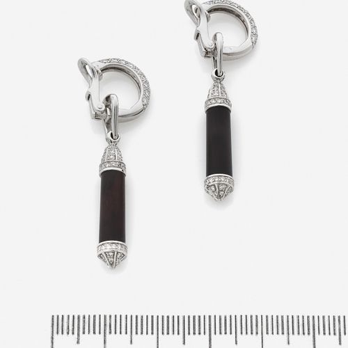Null CHAUMET 
Paire de pendants d'oreilles
En or gris 18k, composés d'un batônne&hellip;