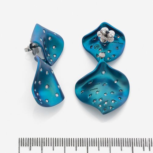 Null Margherita BURGENER 
Paire de pendants d'oreilles
En titane irisé bleu-viol&hellip;