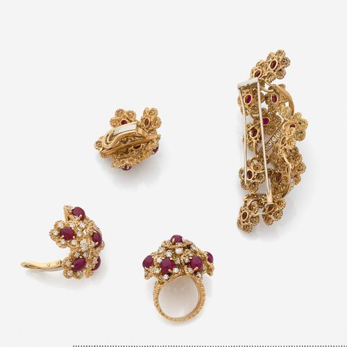 Null 
Parure
En or jaune 18k, composée d'une bague, une paire de clips d'oreille&hellip;