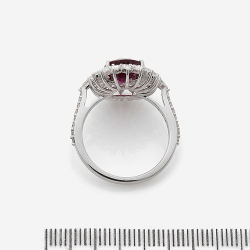 Null 
Bague
En or gris 18k, ornée d'un rubis ovale entouré de diamants piriforme&hellip;