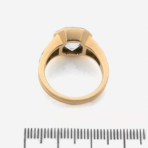 Null LEYSEN 
Bague
En or jaune 18k et platine, ornée d'un diamant coussin de tai&hellip;