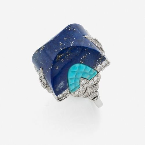 Null 
Bague
En or gris 18k, ornée d'un lapis-lazuli pain de sucre, épaulé de tur&hellip;