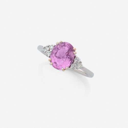 Null 
Bague
En or gris et or rose 18k, ornée d'un saphir rose de taille ovale, é&hellip;