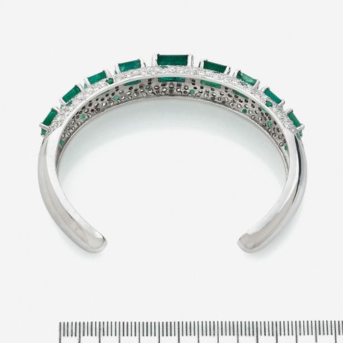 Null 
Bracelet rigide demi-jonc
En or gris 18k, orné de 9 émeraudes de taille ém&hellip;