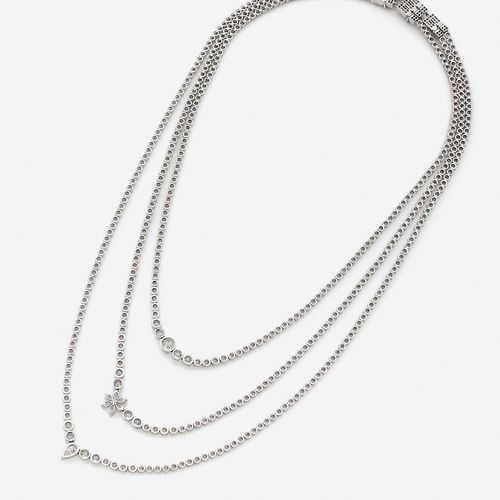 Null 
Collier
En or gris 18k, formé de trois rivières serties de diamants taillé&hellip;