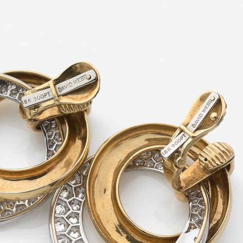 Null David WEBB 
Paire de pendants d'oreilles
En or jaune 18k et platine, formés&hellip;