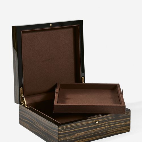 Null LALIQUE 
Coffret à bijoux
Carré, en bois de macassar laqué, le couvercle or&hellip;