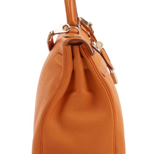 Null HERMÈS
2007
Sac KELLY Retourné 32
Veau Togo orange
Garniture métal argenté &hellip;