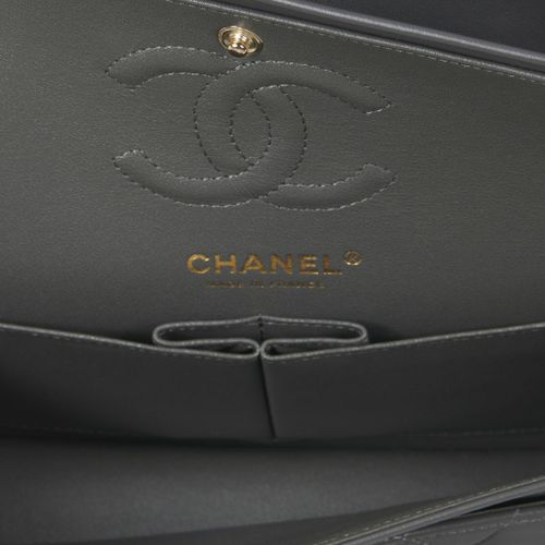 Null CHANEL
Circa 2019
Sac TIMELESS
Cuir matelassé gris
Anse chaîne entrelacée d&hellip;