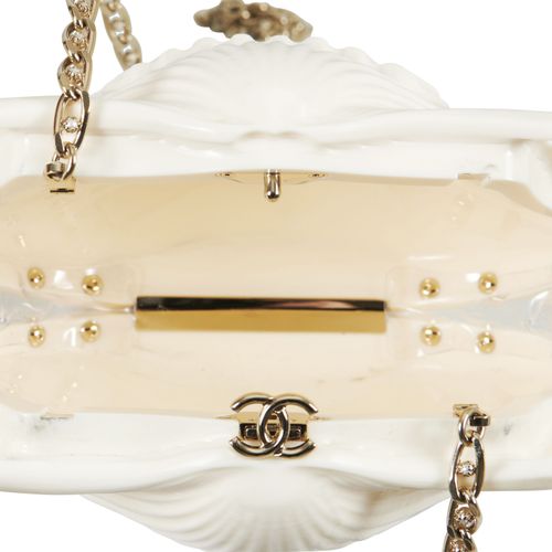 Null CHANEL
Printemps-été 2019
Minaudière coquillage
Plexiglas blanc
Anse chaîne&hellip;