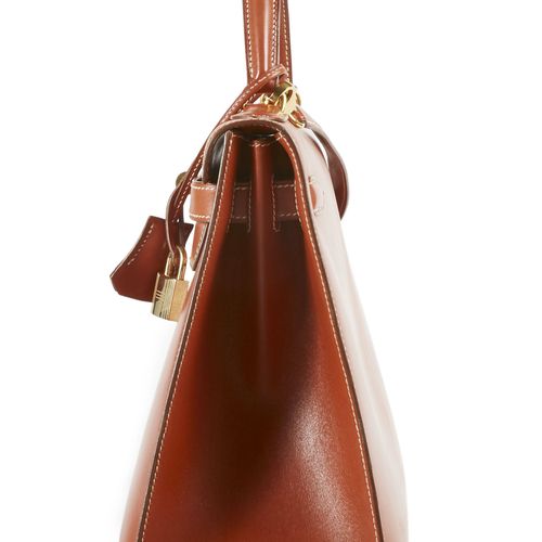 Null HERMÈS
1995
Sac KELLY Sellier 32
Box Rouge Pompéi
Piqué sellier blanc
Garni&hellip;