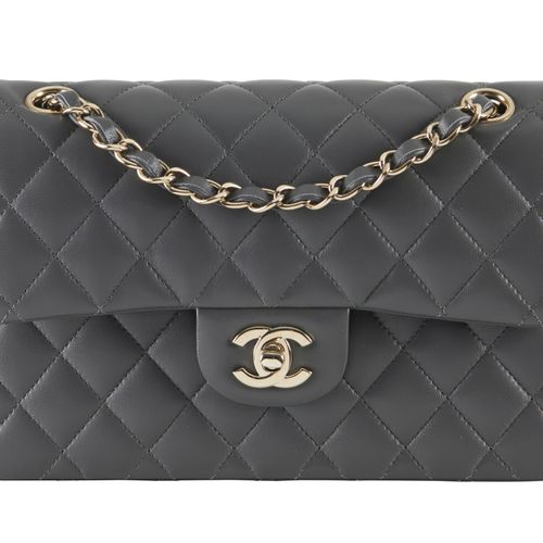 Null CHANEL
Circa 2019
Sac TIMELESS
Cuir matelassé gris
Anse chaîne entrelacée d&hellip;